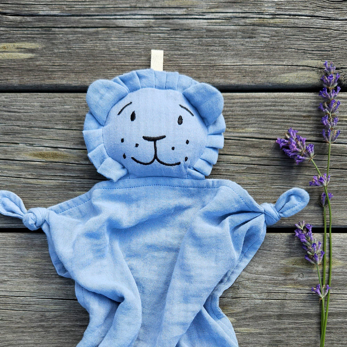 Doudou lion en coton bio bleu poudré – Bientôt disponible