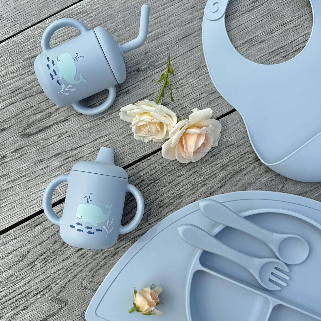 Tasse à bec bébé en silicone bleu nuage – Bientôt disponible