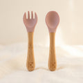 Cuillère et fourchette bébé en bambou et silicone mauve pâle – Bientôt disponible