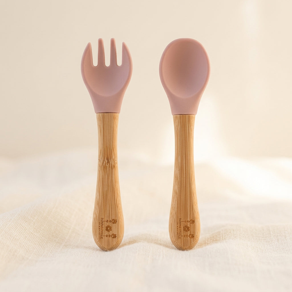 Cuillère et fourchette bébé en bambou et silicone mauve pâle – Bientôt disponible
