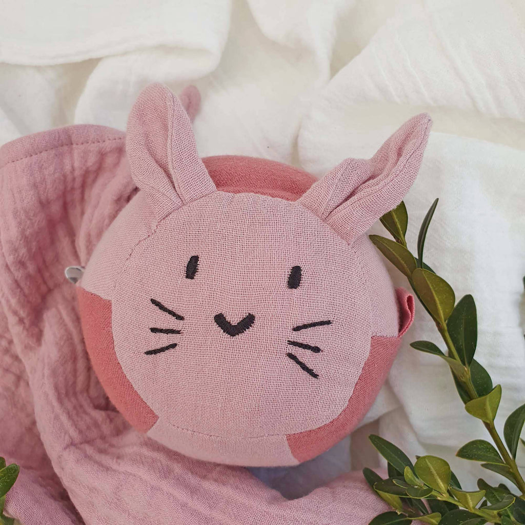 Balle hochet lapin rose en coton bio – Bientôt disponible