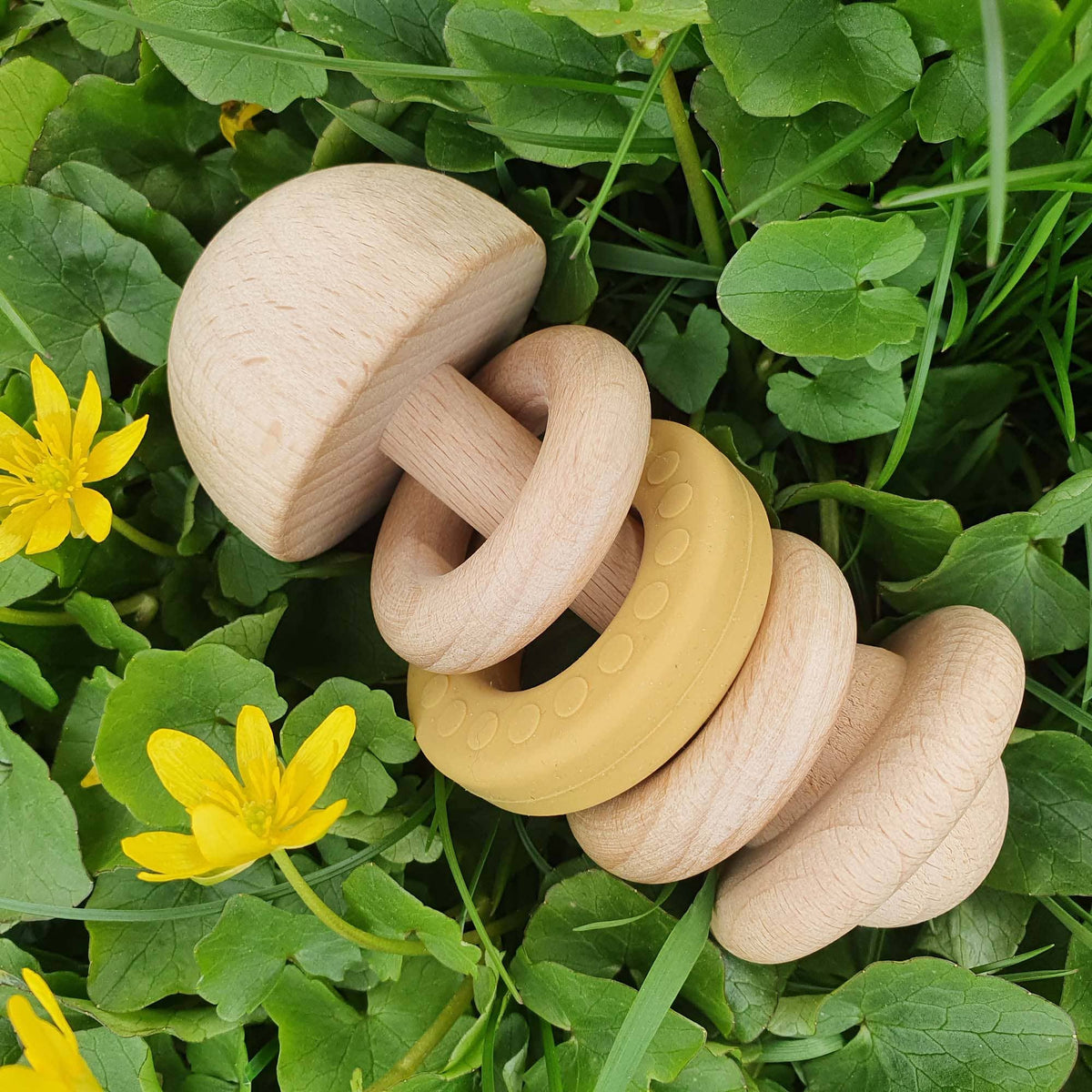 Hochet bébé en bois de hêtre et silicone ocre – Bientôt disponible