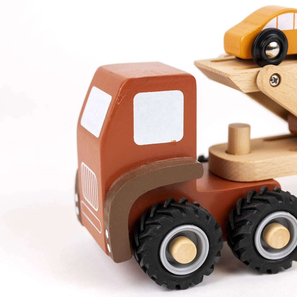 Camion transporteur de voitures en bois