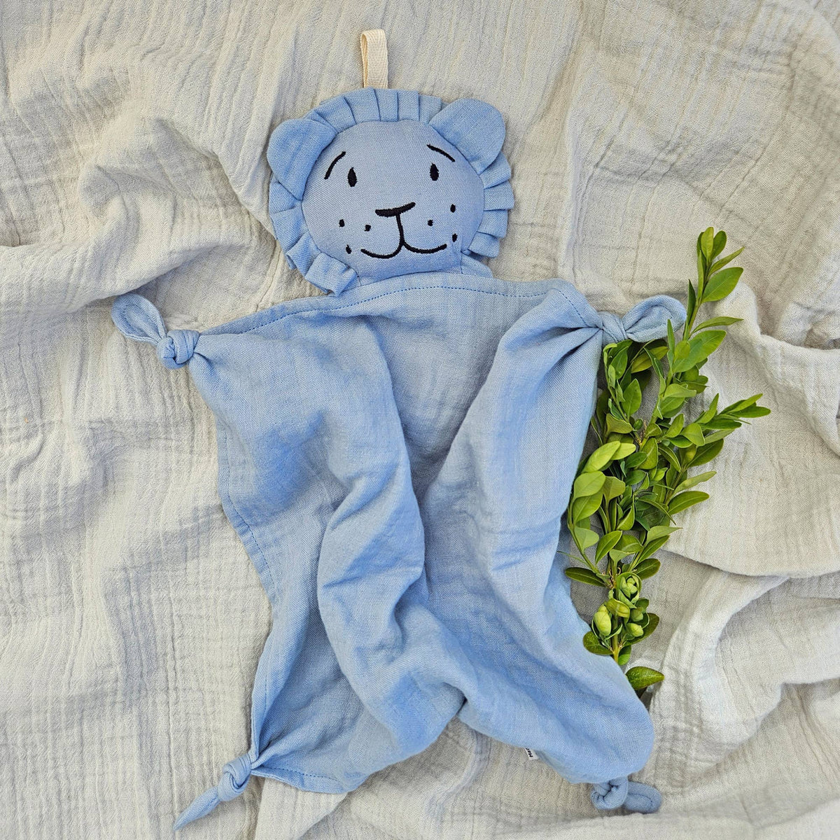 Doudou lion en coton bio bleu poudré – Bientôt disponible