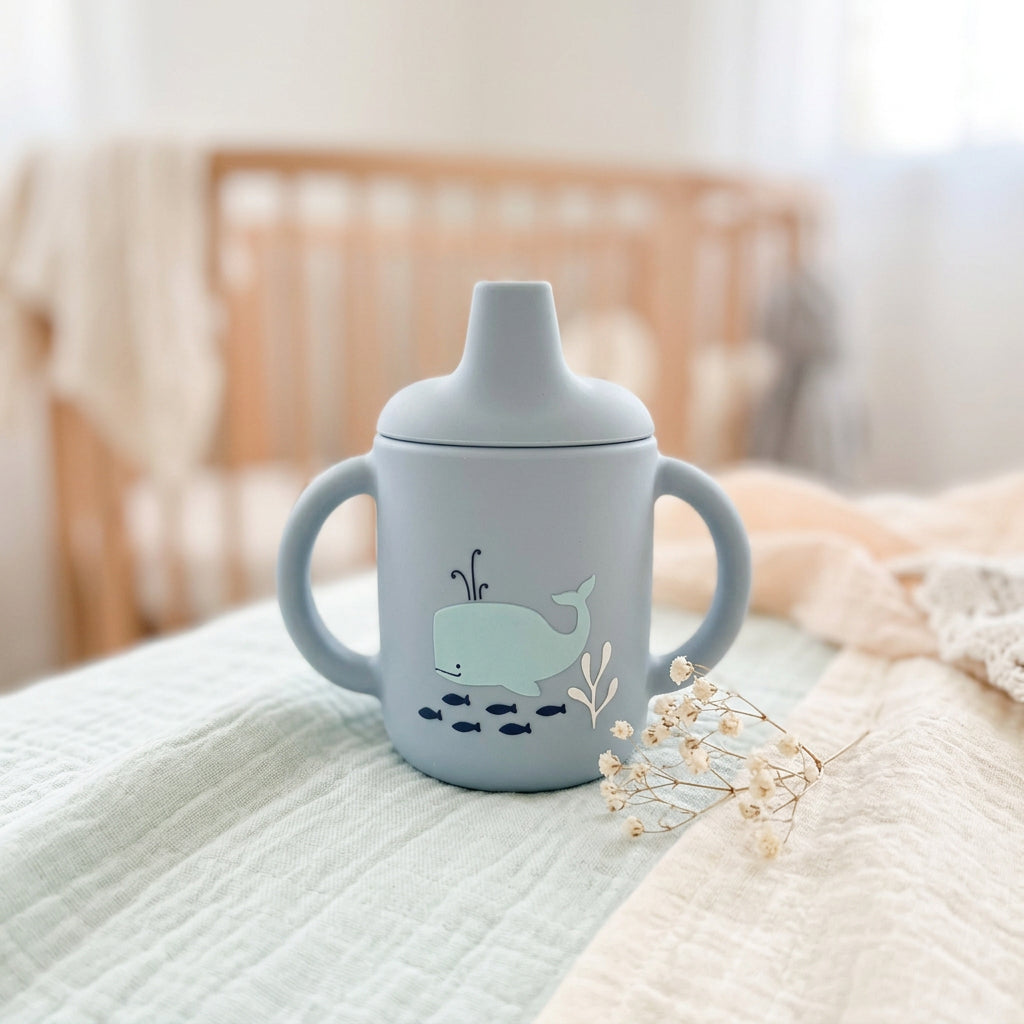 Tasse à bec bébé en silicone bleu nuage – Bientôt disponible