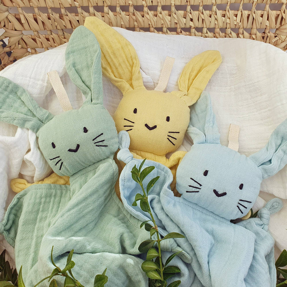 Doudou lapin en coton bio jaune soleil – Bientôt disponible
