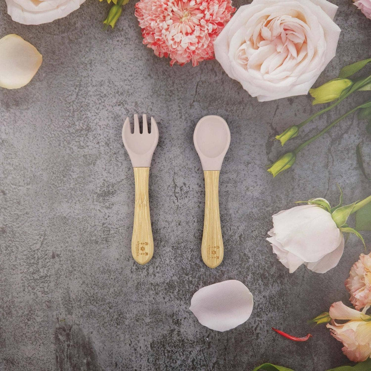 Cuillère et fourchette bébé en bambou et silicone mauve pâle – Bientôt disponible