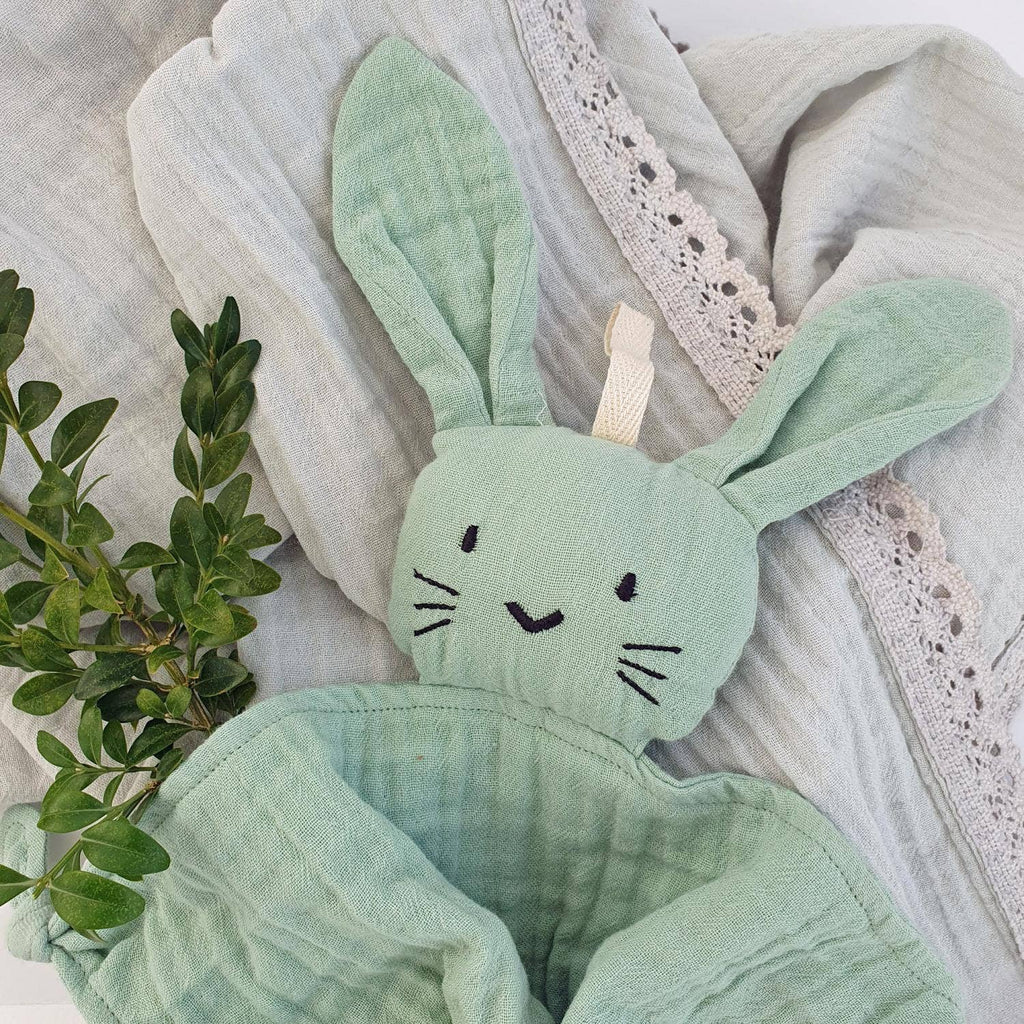 Doudou lapin en coton bio vert camée – Bientôt disponible
