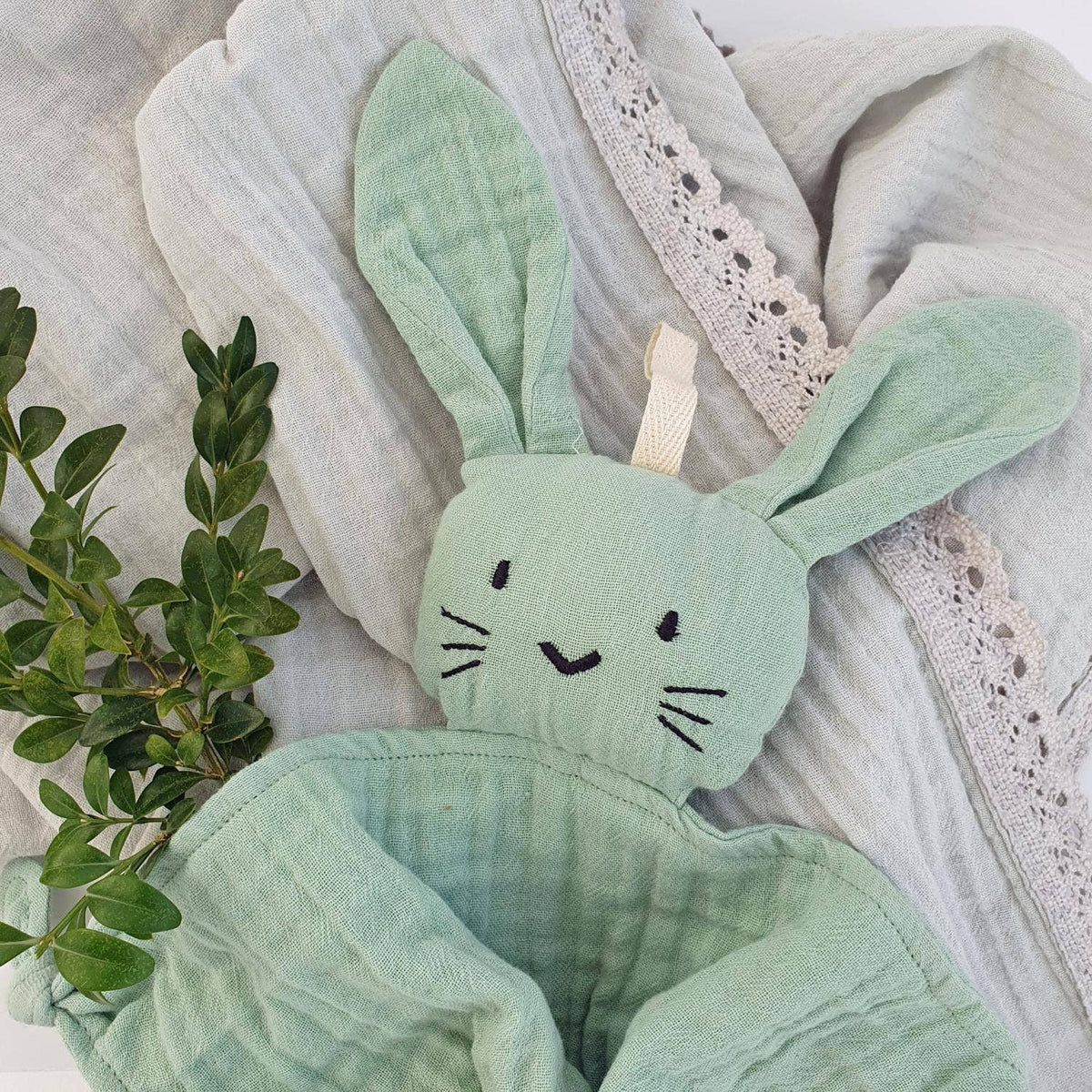 Doudou lapin en coton bio vert camée – Bientôt disponible