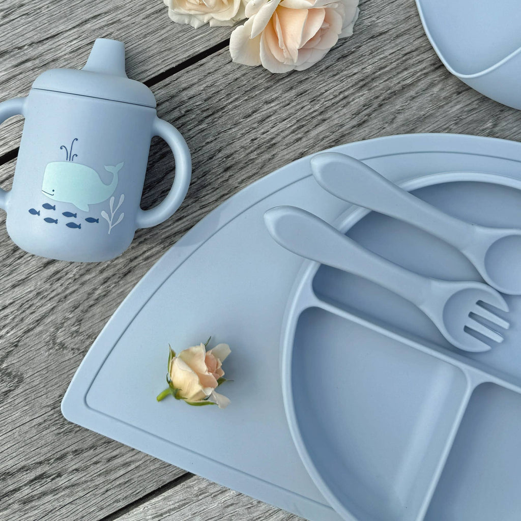 Tasse à bec bébé en silicone bleu nuage – Bientôt disponible
