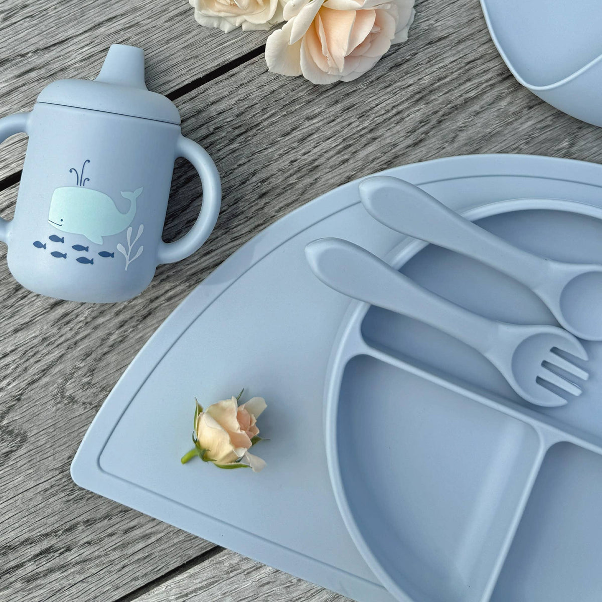 Tasse à bec bébé en silicone bleu nuage – Bientôt disponible