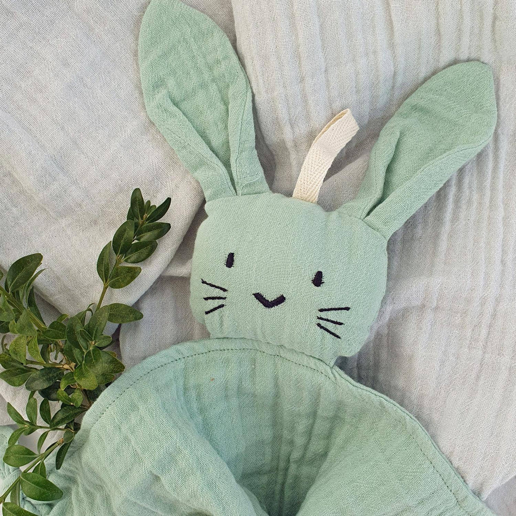 Doudou lapin en coton bio vert camée – Bientôt disponible