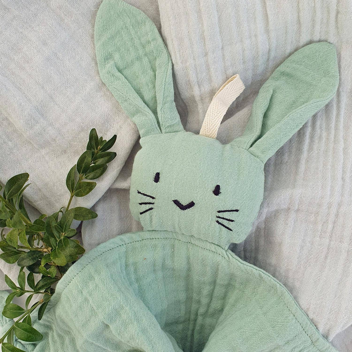 Doudou lapin en coton bio vert camée – Bientôt disponible