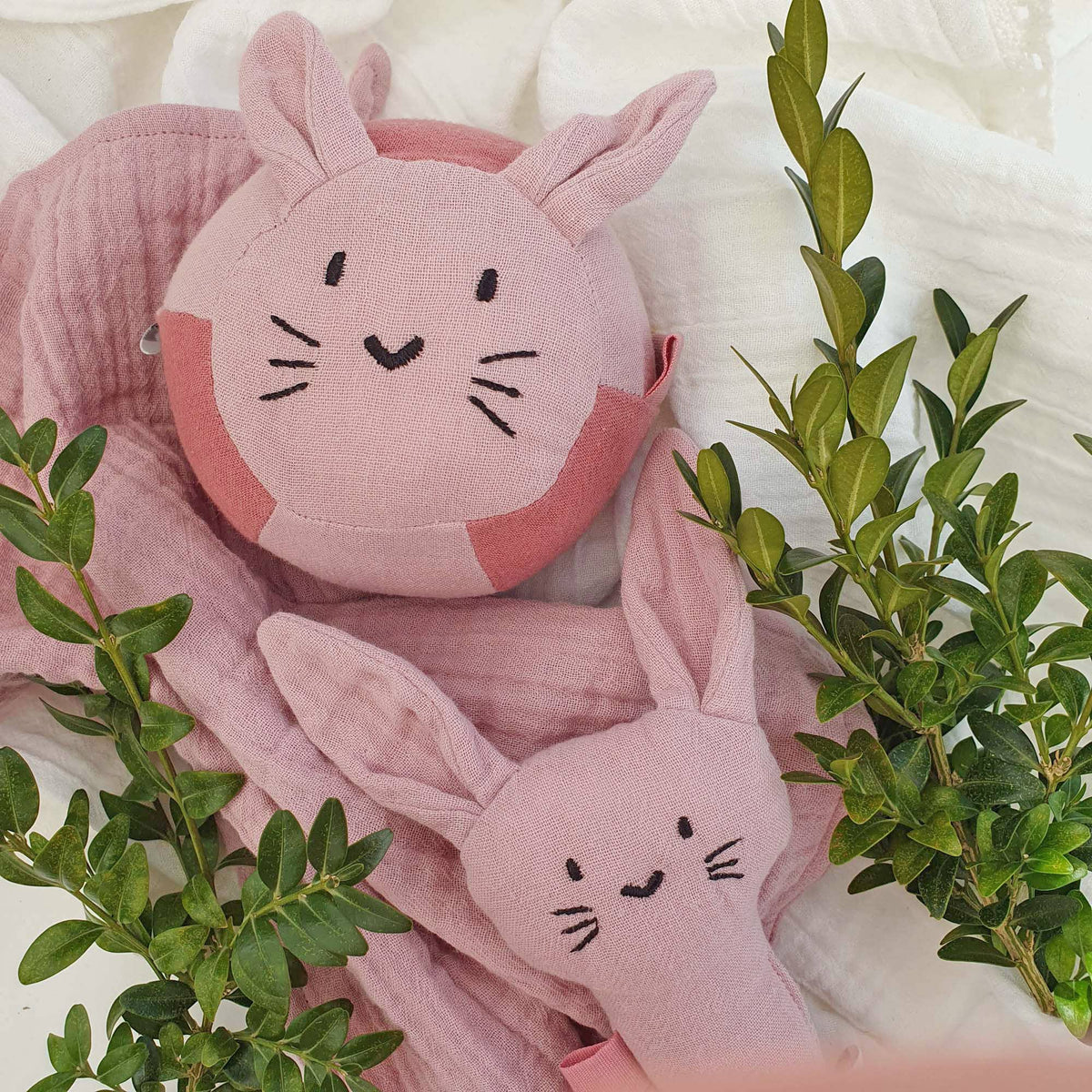 Balle hochet lapin rose en coton bio – Bientôt disponible