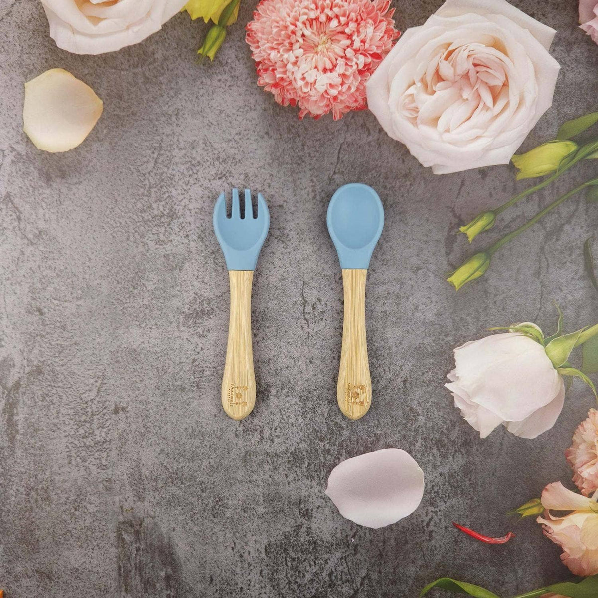 Cuillère et fourchette bébé en bambou et silicone bleu pierre – Bientôt disponible