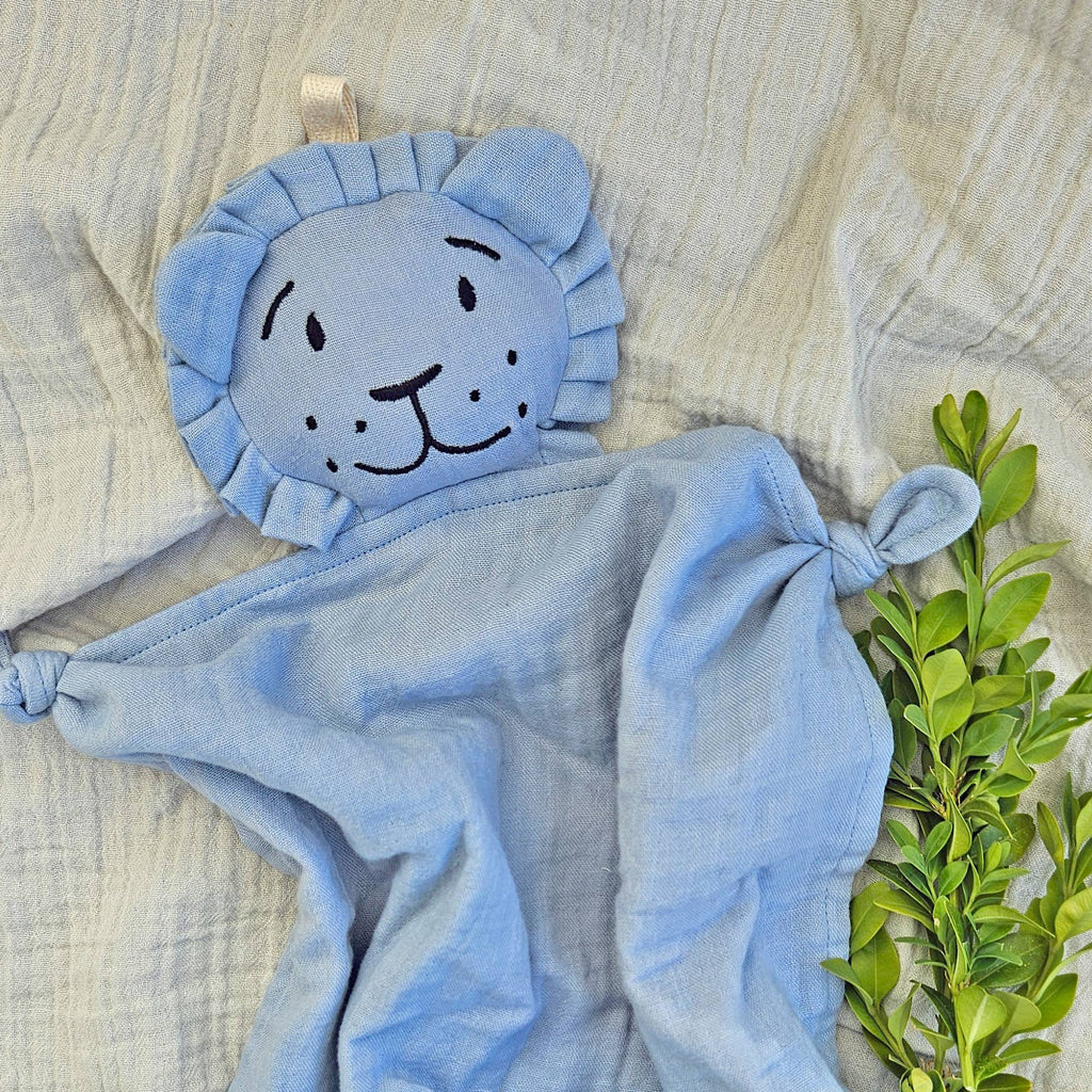 Doudou lion en coton bio bleu poudré – Bientôt disponible