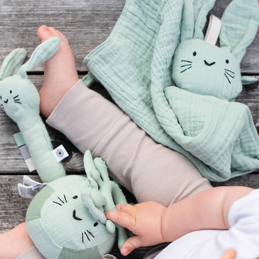 Doudou lapin en coton bio vert camée – Bientôt disponible