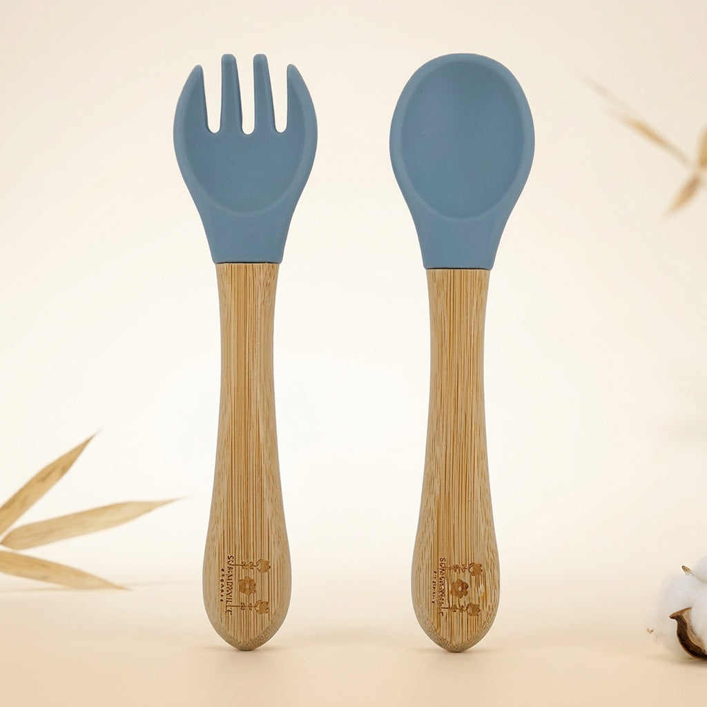 Cuillère et fourchette bébé en bambou et silicone bleu pierre – Bientôt disponible