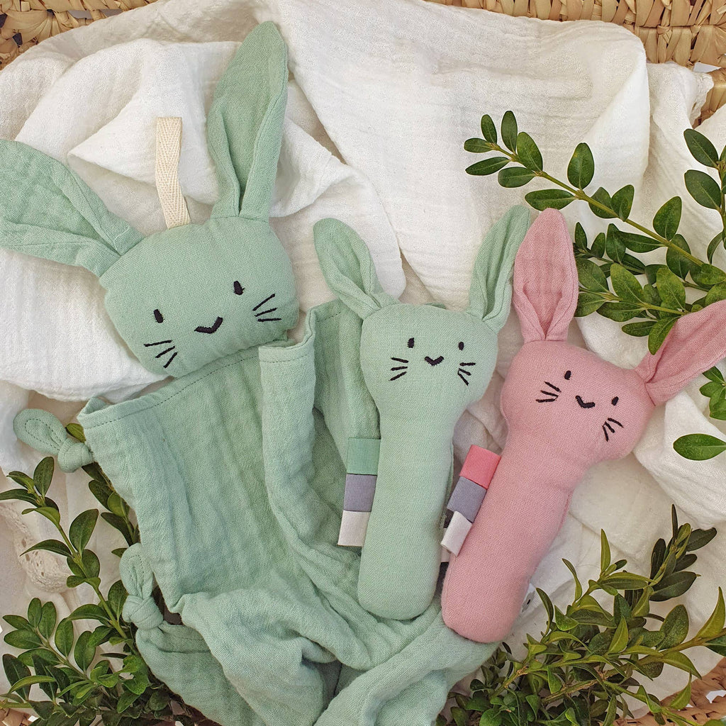 Doudou lapin en coton bio vert camée – Bientôt disponible