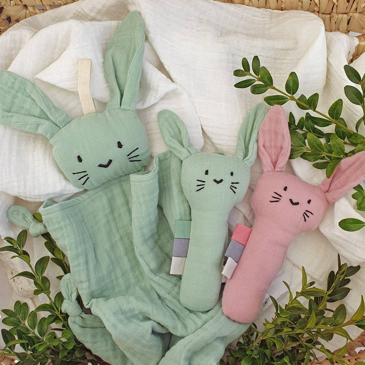 Doudou lapin en coton bio vert camée – Bientôt disponible