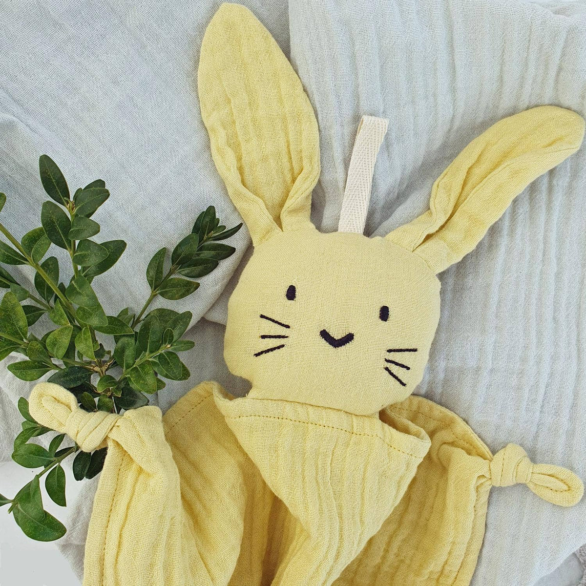 Doudou lapin en coton bio jaune soleil – Bientôt disponible