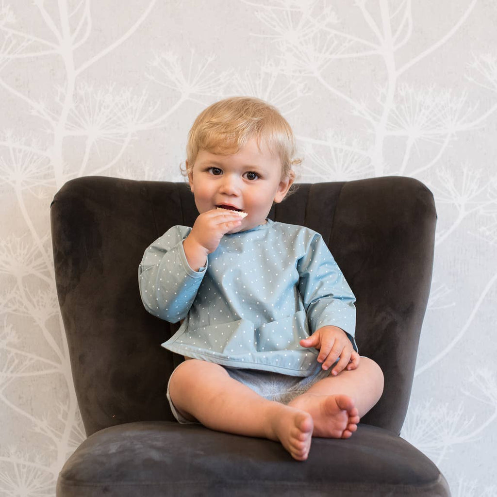 Bavoir bébé à manches en coton bio, pois saphir – Bientôt disponible