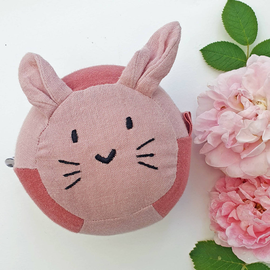 Balle hochet lapin rose en coton bio – Bientôt disponible