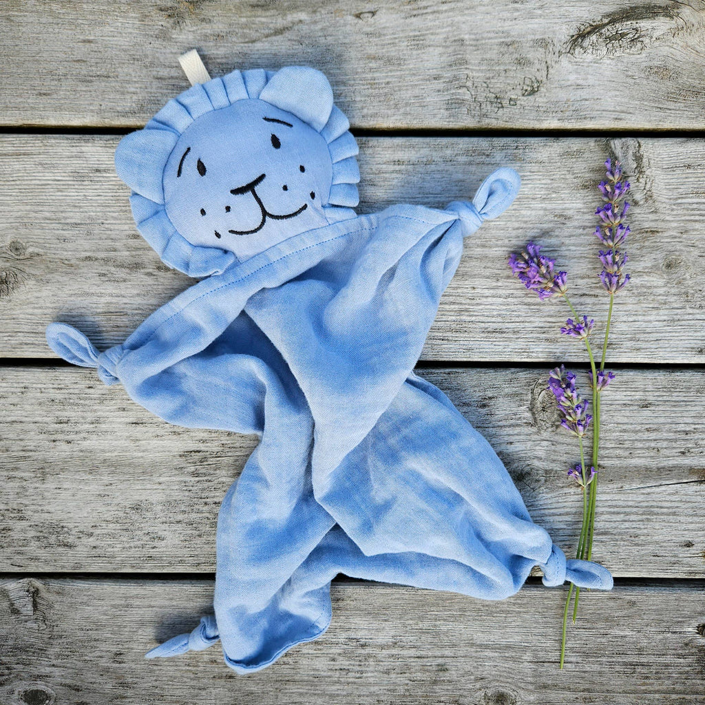 Doudou lion en coton bio bleu poudré – Bientôt disponible
