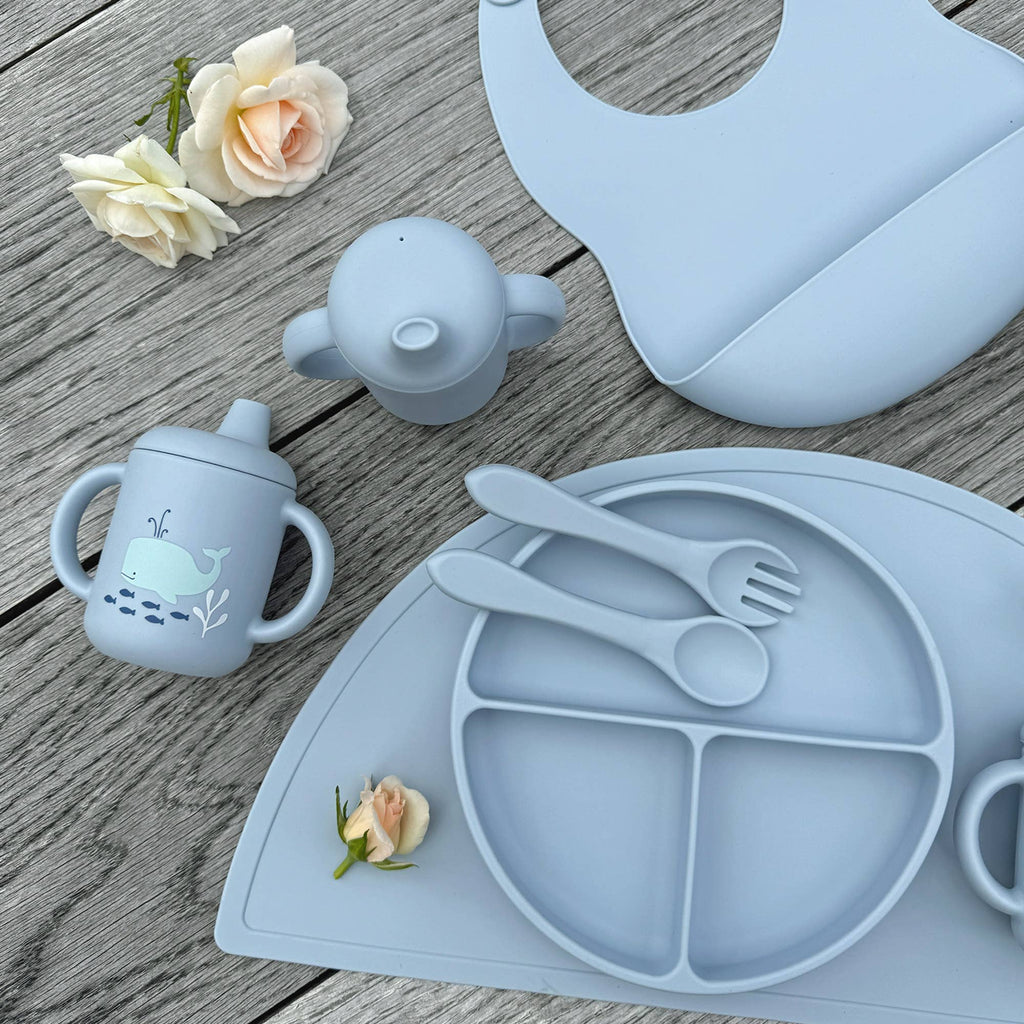 Tasse à bec bébé en silicone bleu nuage – Bientôt disponible
