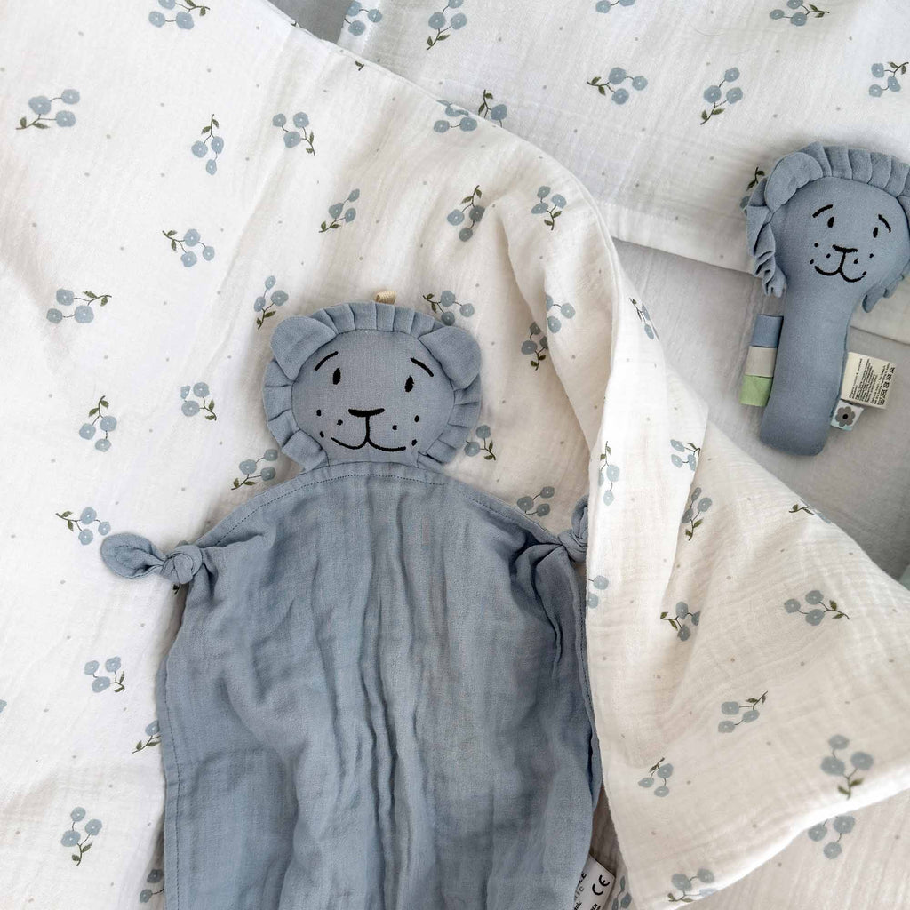 Doudou lion en coton bio bleu poudré – Bientôt disponible