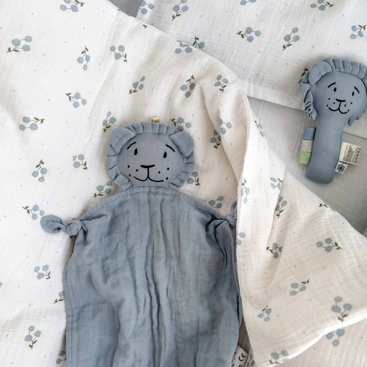 Doudou lion en coton bio bleu poudré – Bientôt disponible