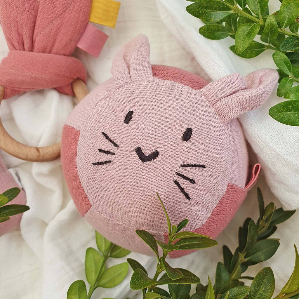 Balle hochet lapin rose en coton bio – Bientôt disponible