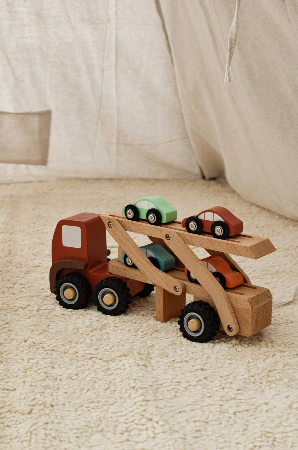 Camion transporteur de voitures en bois