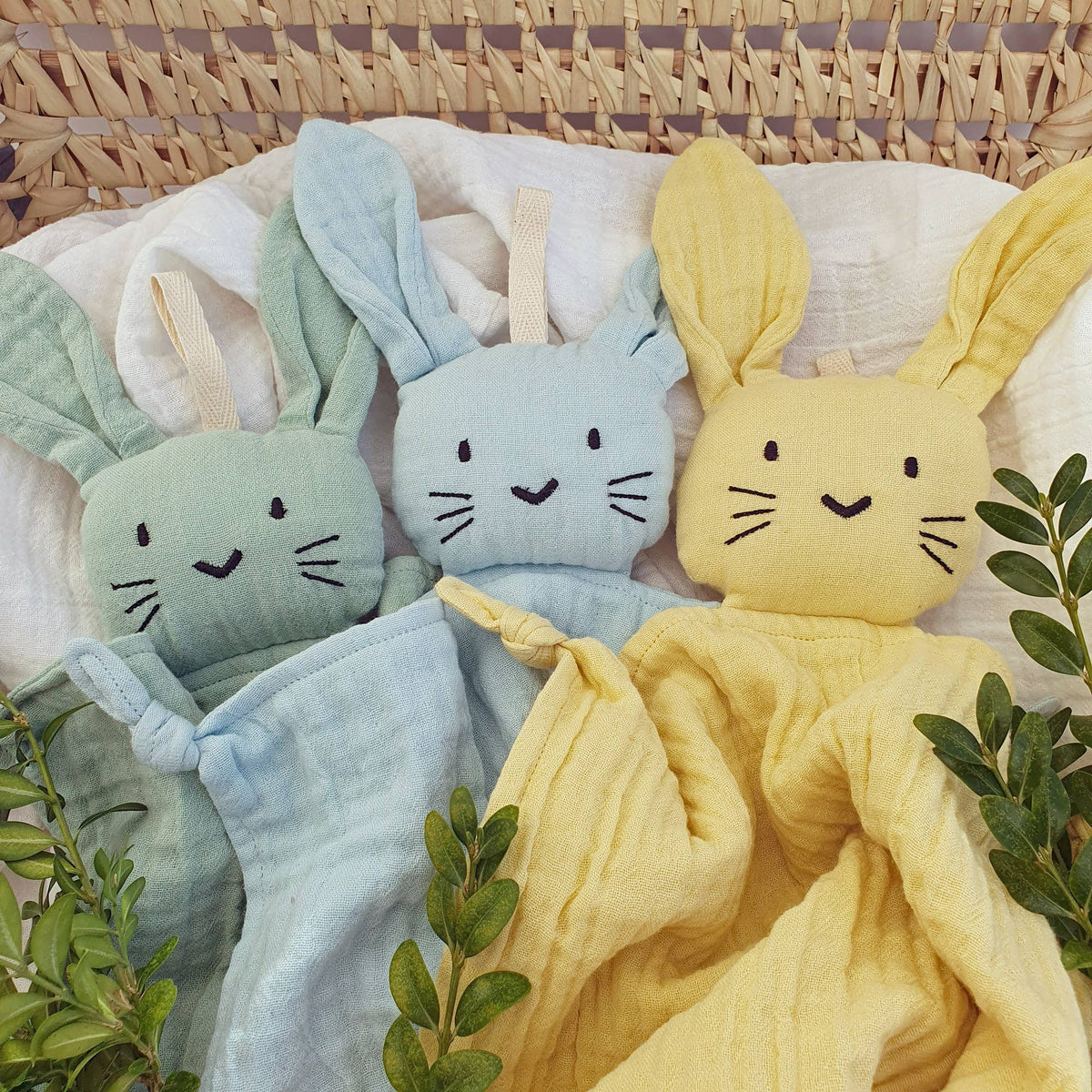 Doudou lapin en coton bio vert camée – Bientôt disponible