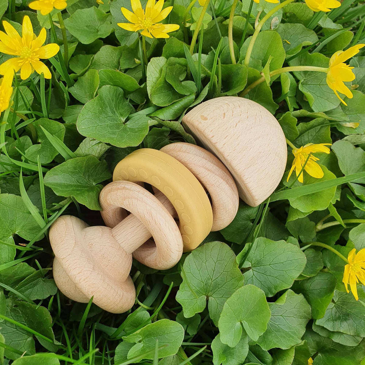 Hochet bébé en bois de hêtre et silicone ocre – Bientôt disponible