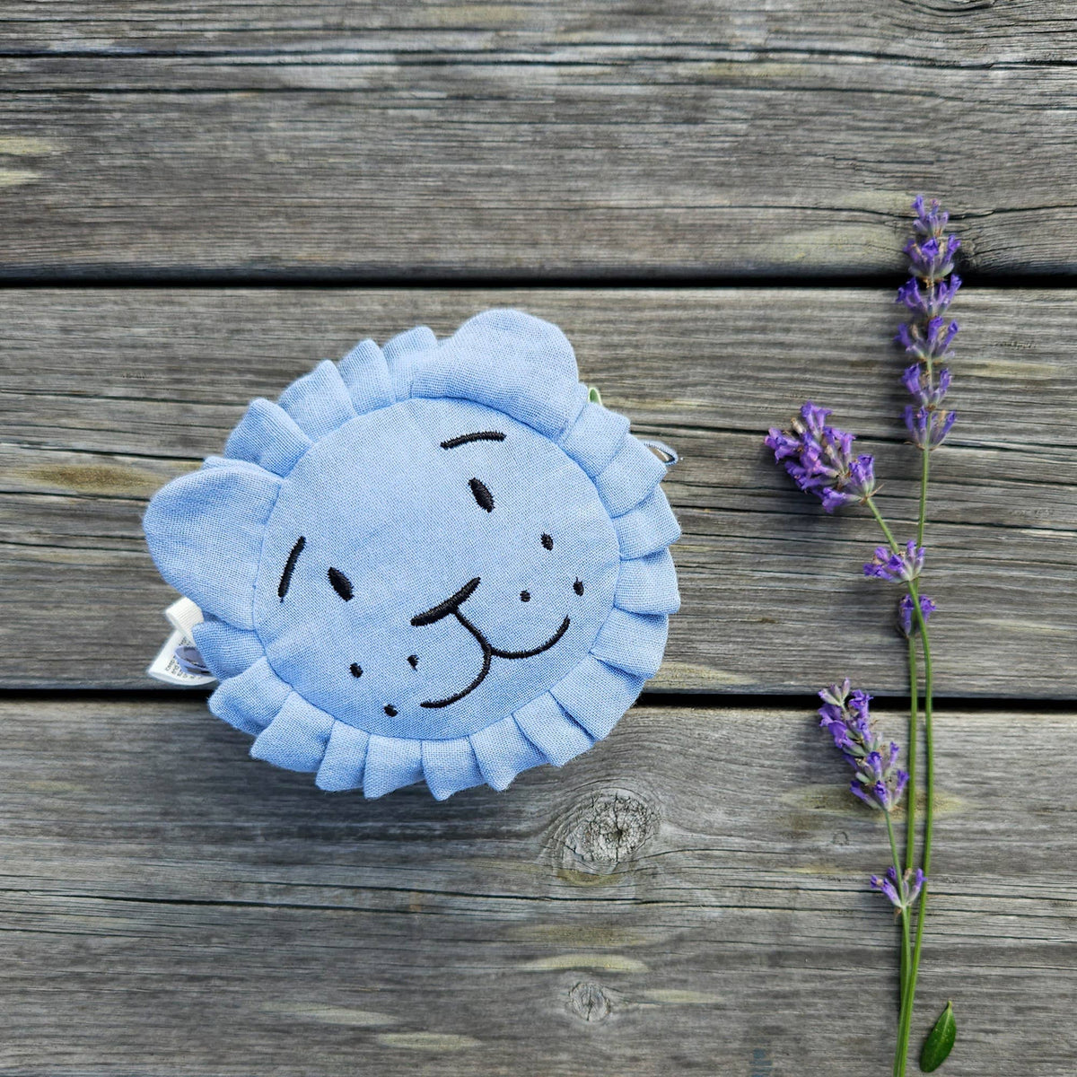 Balle hochet lion bleu en coton bio – Bientôt disponible