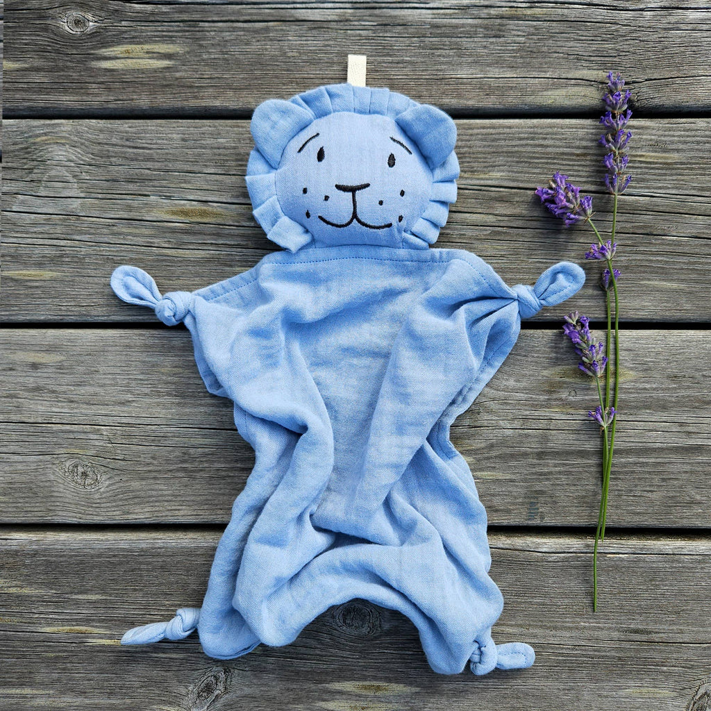 Doudou lion en coton bio bleu poudré – Bientôt disponible