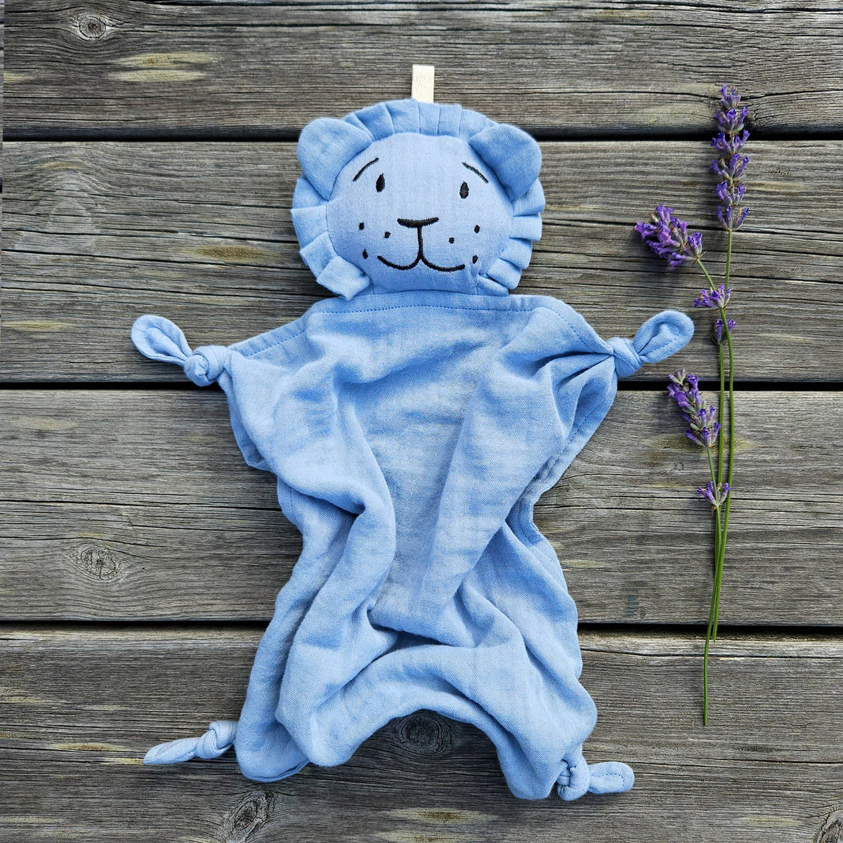 Doudou lion en coton bio bleu poudré – Bientôt disponible